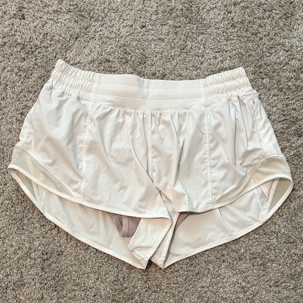 Lululemon Women’s White Hotty Hot shorts— size 8